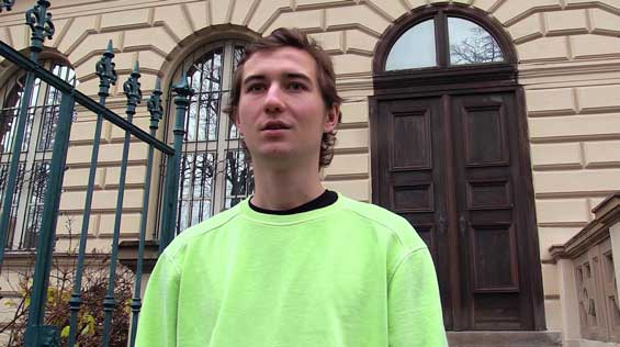 Este estudiante de 18 años estaba omitiendo la escuela Checa Hunter 678. Estaba esperando a un amigo, y se suponía que debían ocuparse de algunos negocios.